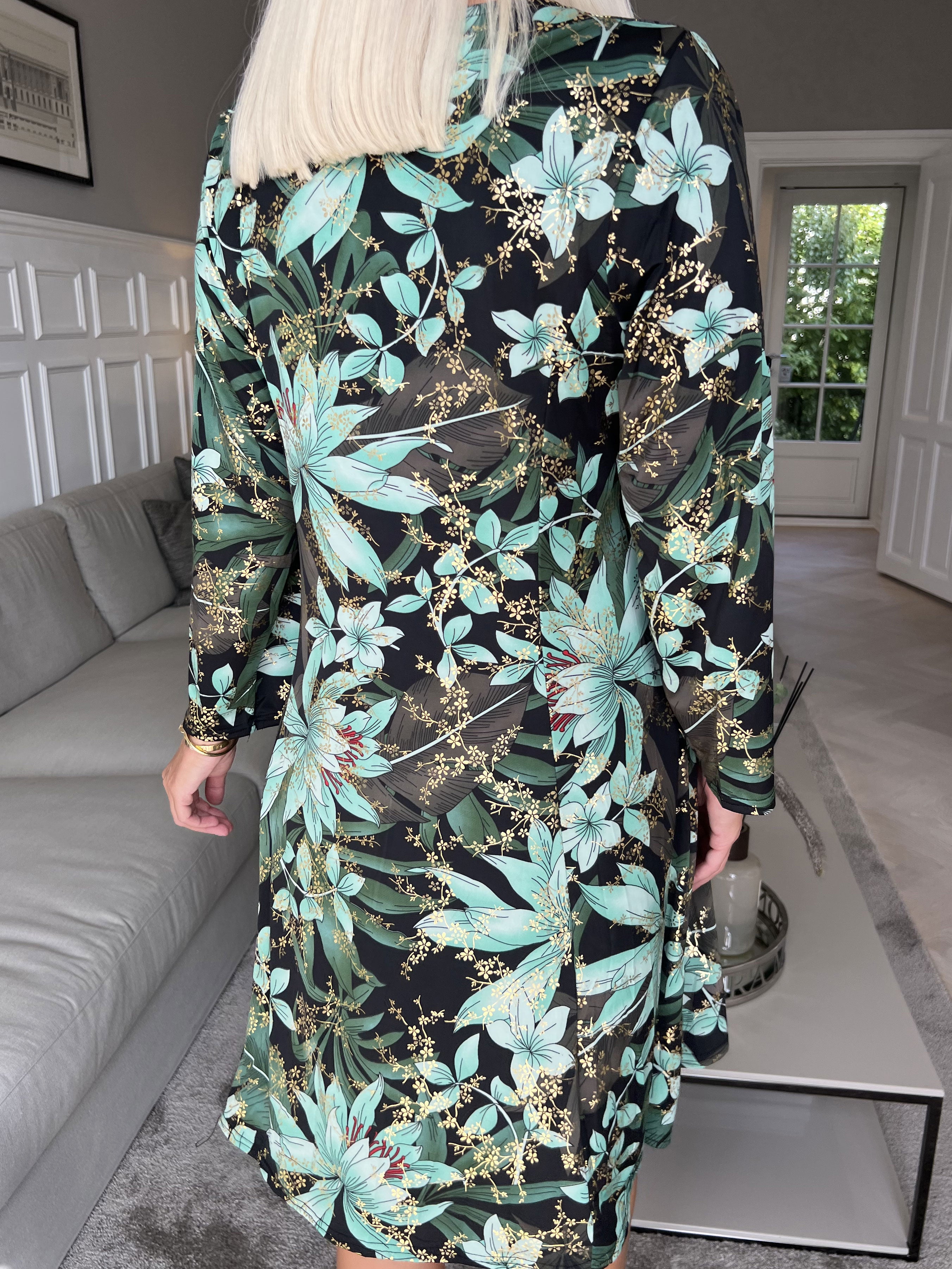 Maj Long Sleeve - Elastisk kjole i print med gulddetaljer